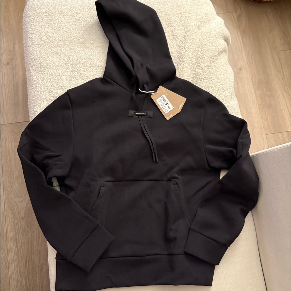 on running focus tech hoodie in black